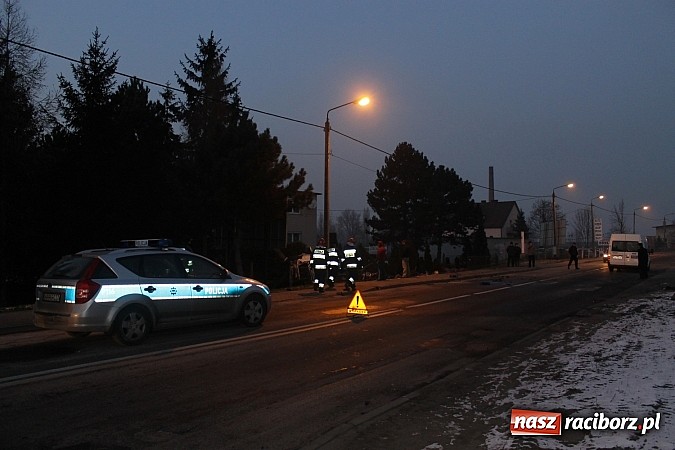 Zdjęcie w galerii na portalu naszraciborz.pl: BMW ścięło całe ogrodzenie na Rudzkiej. Dwie osoby w szpitalu. Auto do kasacji wiadomości z regionu