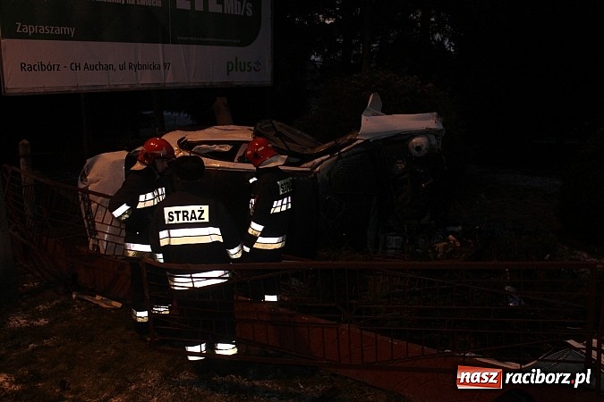 Zdjęcie w galerii na portalu naszraciborz.pl: BMW ścięło całe ogrodzenie na Rudzkiej. Dwie osoby w szpitalu. Auto do kasacji wiadomości z regionu