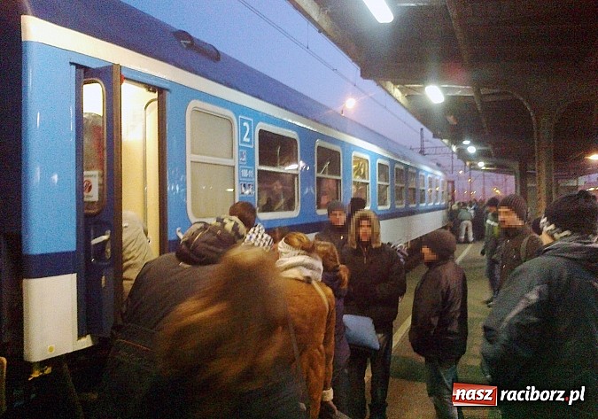 Zdjęcie w galerii na portalu naszraciborz.pl: Pociąg do Kędzierzyna nie odjechał. Był tylko jeden wagon! wiadomości z regionu