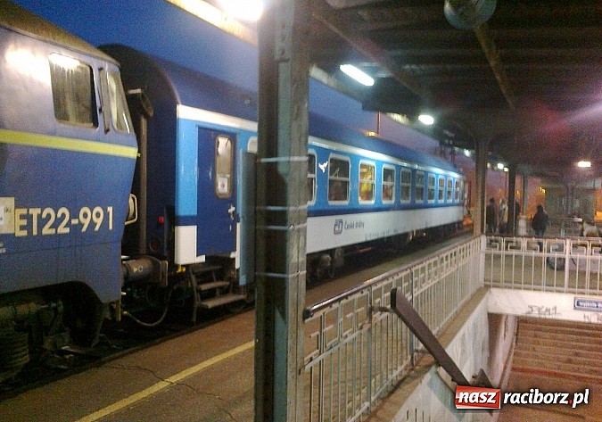 Zdjęcie w galerii na portalu naszraciborz.pl: Pociąg do Kędzierzyna nie odjechał. Był tylko jeden wagon! wiadomości z regionu