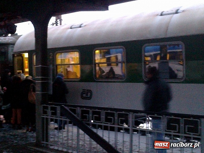 Zdjęcie w galerii na portalu naszraciborz.pl: Koleje Śląskie kpią sobie z pasażerów w Raciborzu! Dziś powtórka z niedzieli! wiadomości z regionu