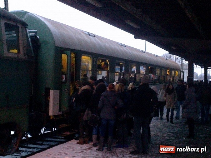 Zdjęcie w galerii na portalu naszraciborz.pl: Koleje Śląskie kpią sobie z pasażerów w Raciborzu! Dziś powtórka z niedzieli! wiadomości z regionu