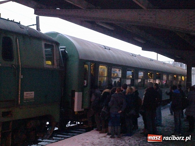 Zdjęcie w galerii na portalu naszraciborz.pl: Koleje Śląskie kpią sobie z pasażerów w Raciborzu! Dziś powtórka z niedzieli! wiadomości z regionu