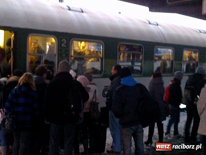 Zdjęcie w galerii na portalu naszraciborz.pl: Koleje Śląskie kpią sobie z pasażerów w Raciborzu! Dziś powtórka z niedzieli! wiadomości z regionu