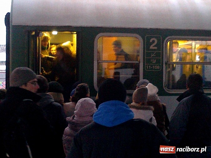 Zdjęcie w galerii na portalu naszraciborz.pl: Koleje Śląskie kpią sobie z pasażerów w Raciborzu! Dziś powtórka z niedzieli! wiadomości z regionu