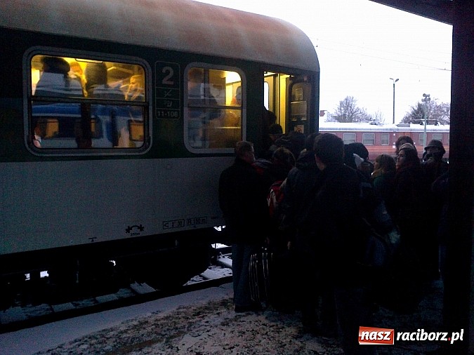 Zdjęcie w galerii na portalu naszraciborz.pl: Koleje Śląskie kpią sobie z pasażerów w Raciborzu! Dziś powtórka z niedzieli! wiadomości z regionu