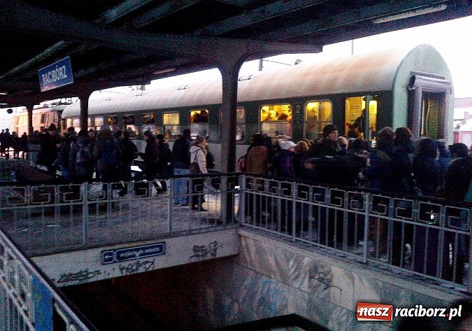 Zdjęcie w galerii na portalu naszraciborz.pl: Koleje Śląskie kpią sobie z pasażerów w Raciborzu! Dziś powtórka z niedzieli! wiadomości z regionu