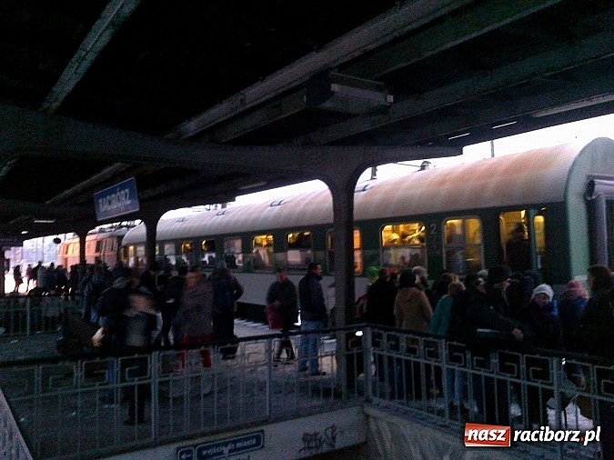 Zdjęcie w galerii na portalu naszraciborz.pl: Koleje Śląskie kpią sobie z pasażerów w Raciborzu! Dziś powtórka z niedzieli! wiadomości z regionu