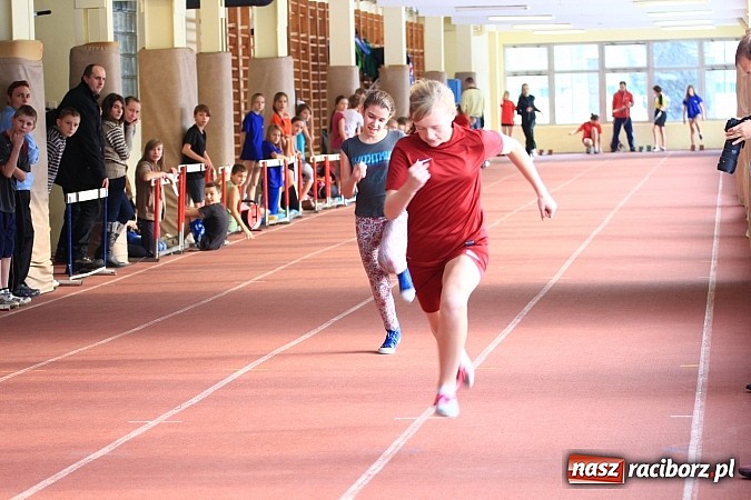 Zdjęcie w galerii na portalu naszraciborz.pl: Zimowe mistrzostwa lekkoatletyczne w ZSOMS wiadomości z regionu