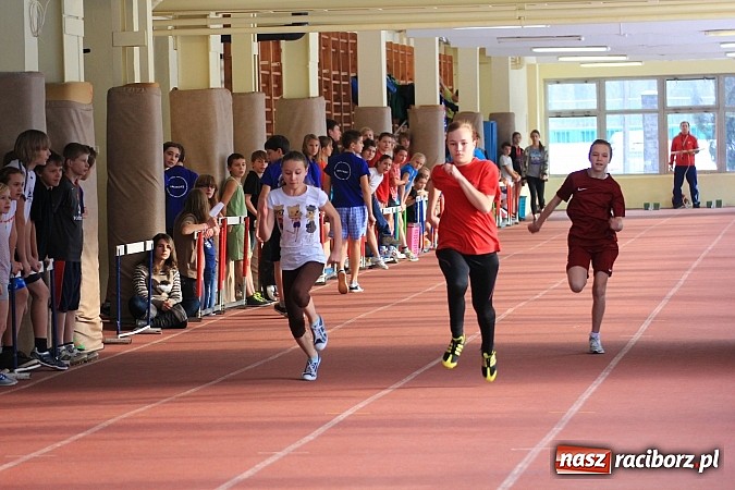 Zdjęcie w galerii na portalu naszraciborz.pl: Zimowe mistrzostwa lekkoatletyczne w ZSOMS wiadomości z regionu