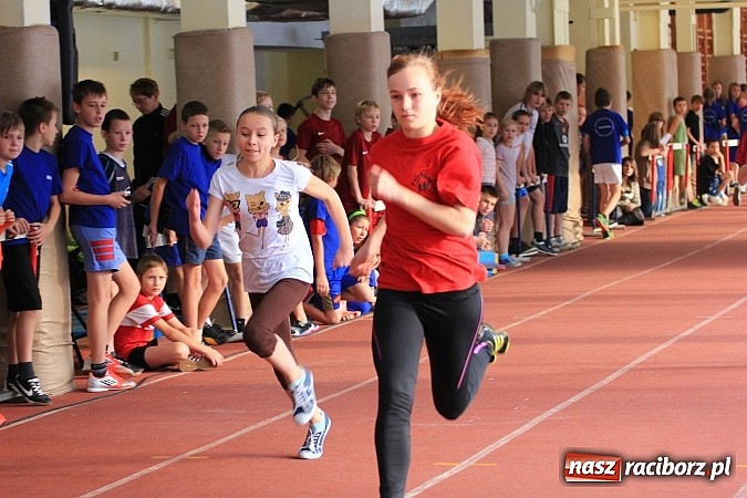 Zdjęcie w galerii na portalu naszraciborz.pl: Zimowe mistrzostwa lekkoatletyczne w ZSOMS wiadomości z regionu