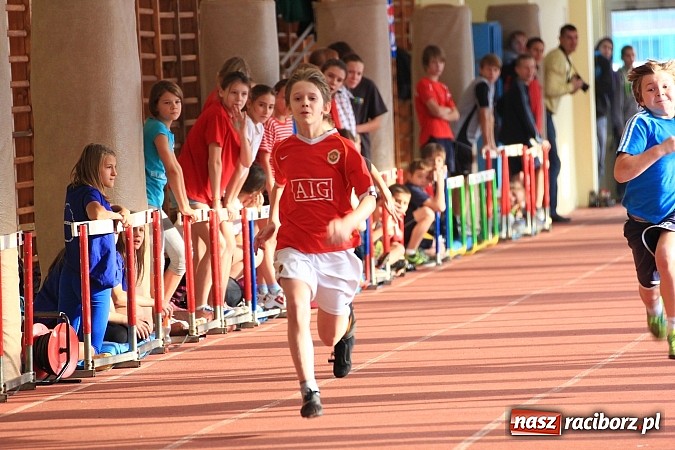 Zdjęcie w galerii na portalu naszraciborz.pl: Zimowe mistrzostwa lekkoatletyczne w ZSOMS wiadomości z regionu