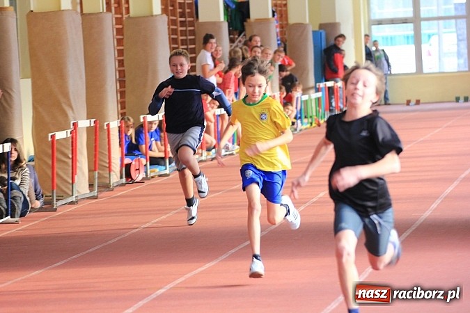Zdjęcie w galerii na portalu naszraciborz.pl: Zimowe mistrzostwa lekkoatletyczne w ZSOMS wiadomości z regionu