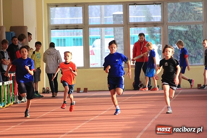 Zdjęcie w galerii na portalu naszraciborz.pl: Zimowe mistrzostwa lekkoatletyczne w ZSOMS wiadomości z regionu