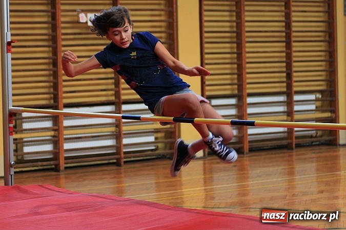 Zdjęcie w galerii na portalu naszraciborz.pl: Zimowe mistrzostwa lekkoatletyczne w ZSOMS wiadomości z regionu