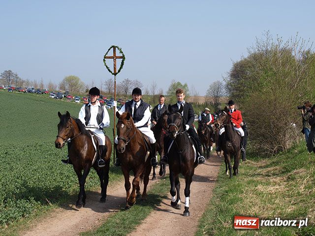 Zdjęcie w galerii na portalu naszraciborz.pl: Procesja gigant wiadomości z regionu