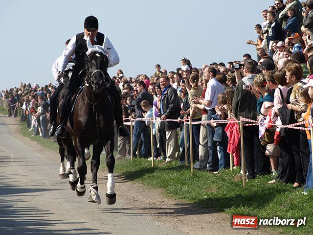 Zdjęcie w galerii na portalu naszraciborz.pl: Procesja gigant wiadomości z regionu