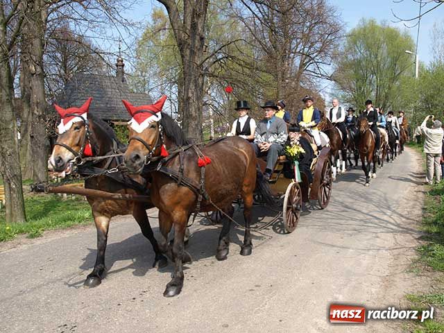 Zdjęcie w galerii na portalu naszraciborz.pl: Procesja gigant wiadomości z regionu