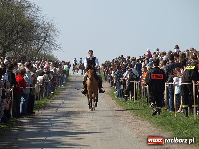 Zdjęcie w galerii na portalu naszraciborz.pl: Procesja gigant wiadomości z regionu