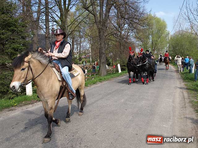 Zdjęcie w galerii na portalu naszraciborz.pl: Procesja gigant wiadomości z regionu