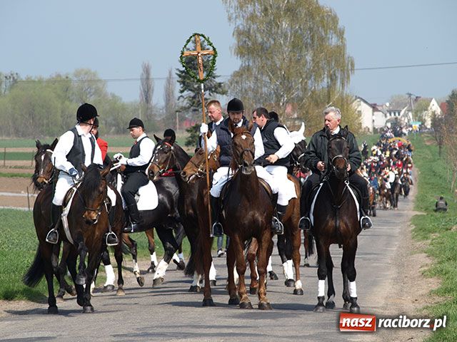 Zdjęcie w galerii na portalu naszraciborz.pl: Procesja gigant wiadomości z regionu