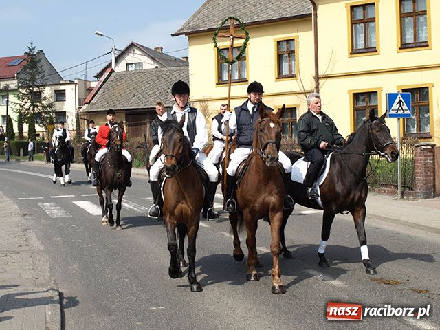 Zdjęcie w galerii na portalu naszraciborz.pl: Procesja gigant wiadomości z regionu