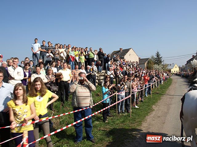 Zdjęcie w galerii na portalu naszraciborz.pl: Procesja gigant wiadomości z regionu