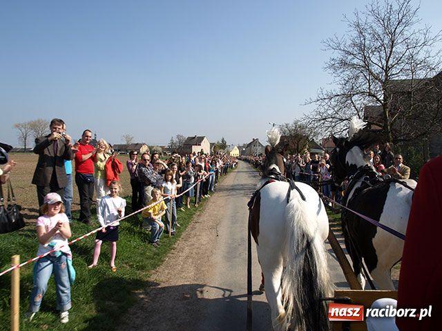 Zdjęcie w galerii na portalu naszraciborz.pl: Procesja gigant wiadomości z regionu