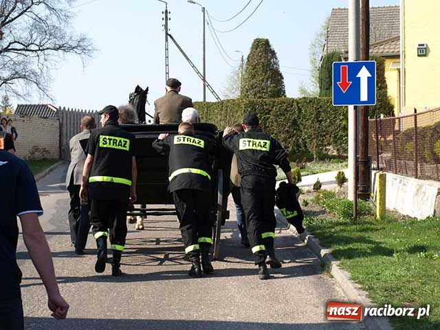 Zdjęcie w galerii na portalu naszraciborz.pl: Procesja gigant wiadomości z regionu