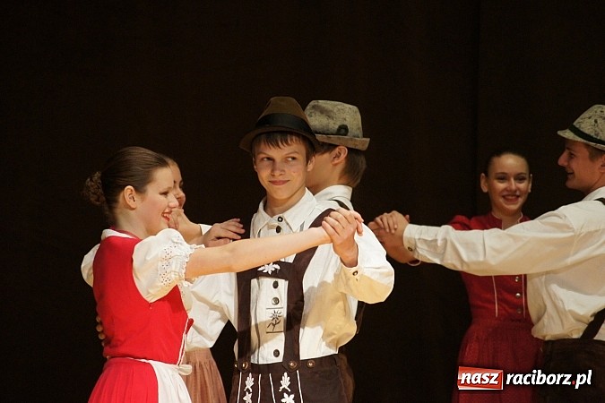 Zdjęcie w galerii na portalu naszraciborz.pl: Taneczny prezent dla rodziców wiadomości z regionu