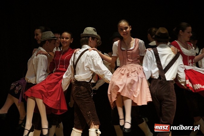 Zdjęcie w galerii na portalu naszraciborz.pl: Taneczny prezent dla rodziców wiadomości z regionu