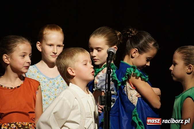 Zdjęcie w galerii na portalu naszraciborz.pl: Taneczny prezent dla rodziców wiadomości z regionu