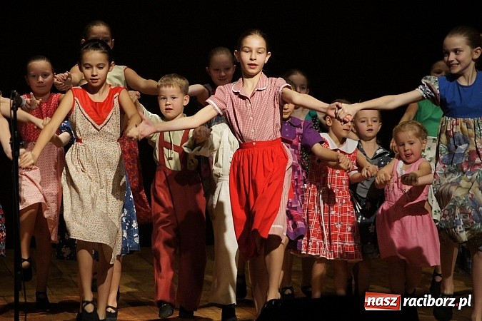 Zdjęcie w galerii na portalu naszraciborz.pl: Taneczny prezent dla rodziców wiadomości z regionu