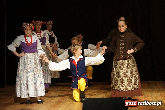 Zdjęcie w galerii na portalu naszraciborz.pl: Taneczny prezent dla rodziców wiadomości z regionu