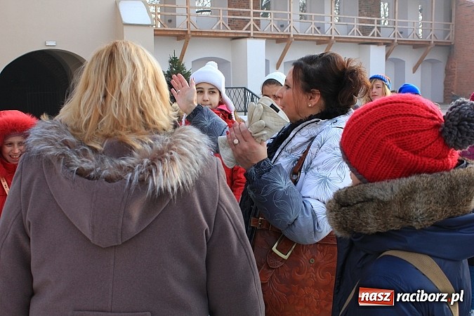 Zdjęcie w galerii na portalu naszraciborz.pl: Młodzi Rosjanie zwiedzili raciborski zamek wiadomości z regionu