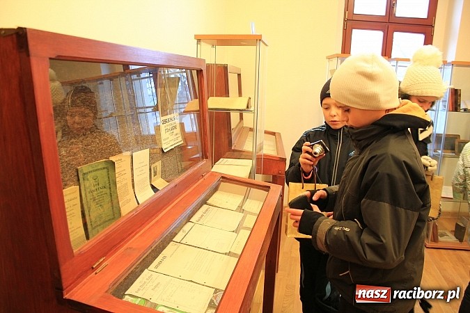 Zdjęcie w galerii na portalu naszraciborz.pl: Młodzi Rosjanie zwiedzili raciborski zamek wiadomości z regionu