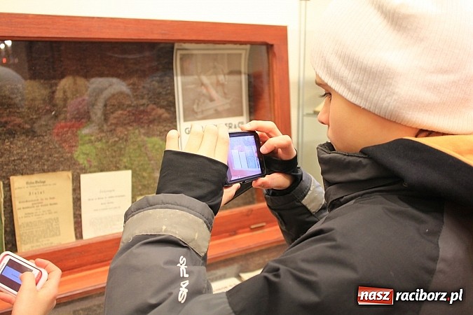 Zdjęcie w galerii na portalu naszraciborz.pl: Młodzi Rosjanie zwiedzili raciborski zamek wiadomości z regionu