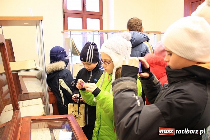 Zdjęcie w galerii na portalu naszraciborz.pl: Młodzi Rosjanie zwiedzili raciborski zamek wiadomości z regionu