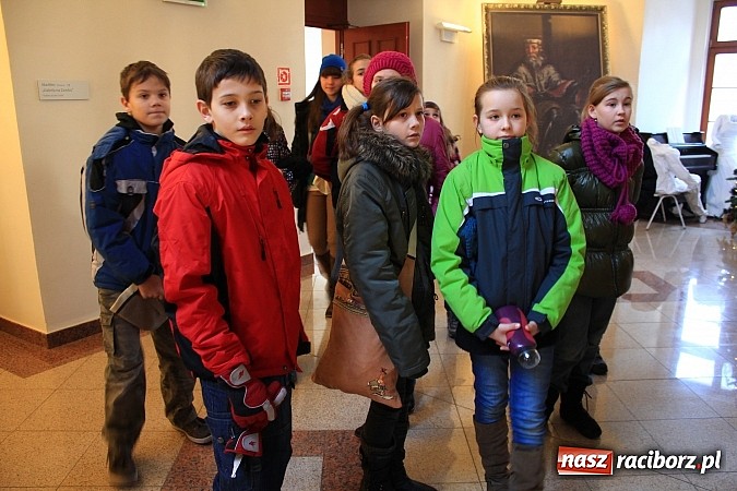 Zdjęcie w galerii na portalu naszraciborz.pl: Młodzi Rosjanie zwiedzili raciborski zamek wiadomości z regionu