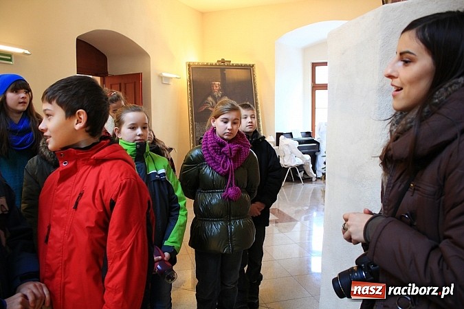 Zdjęcie w galerii na portalu naszraciborz.pl: Młodzi Rosjanie zwiedzili raciborski zamek wiadomości z regionu