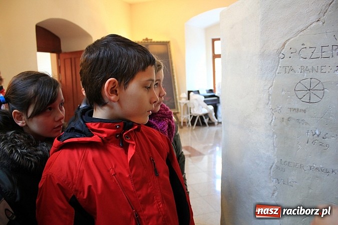 Zdjęcie w galerii na portalu naszraciborz.pl: Młodzi Rosjanie zwiedzili raciborski zamek wiadomości z regionu