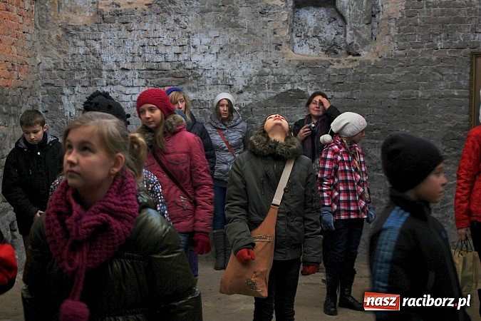 Zdjęcie w galerii na portalu naszraciborz.pl: Młodzi Rosjanie zwiedzili raciborski zamek wiadomości z regionu