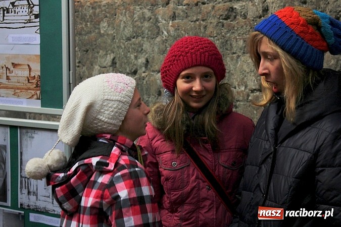 Zdjęcie w galerii na portalu naszraciborz.pl: Młodzi Rosjanie zwiedzili raciborski zamek wiadomości z regionu