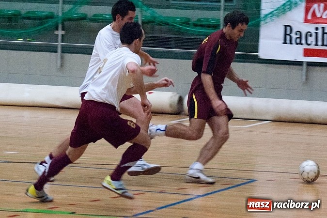 Zdjęcie w galerii na portalu naszraciborz.pl: KMP SMS Hyrbud i Czarne Koszule przełamały złą passę wiadomości z regionu