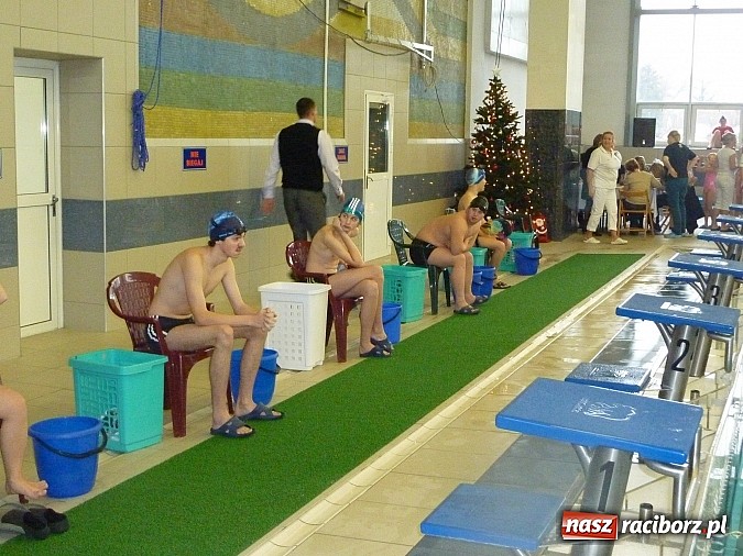 Zdjęcie w galerii na portalu naszraciborz.pl: Pływanie: Międzynarodowy Mikołaj na pływalni SMS-u wiadomości z regionu
