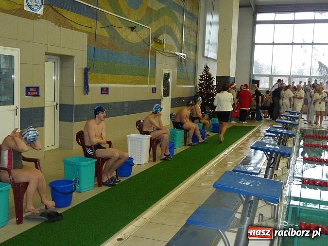 Zdjęcie w galerii na portalu naszraciborz.pl: Pływanie: Międzynarodowy Mikołaj na pływalni SMS-u wiadomości z regionu