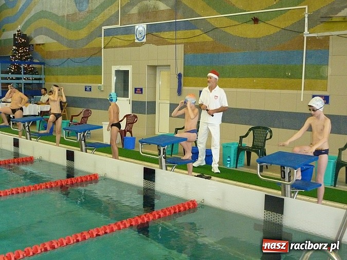 Zdjęcie w galerii na portalu naszraciborz.pl: Pływanie: Międzynarodowy Mikołaj na pływalni SMS-u wiadomości z regionu