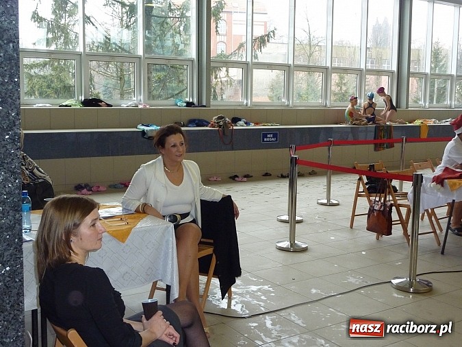 Zdjęcie w galerii na portalu naszraciborz.pl: Pływanie: Międzynarodowy Mikołaj na pływalni SMS-u wiadomości z regionu