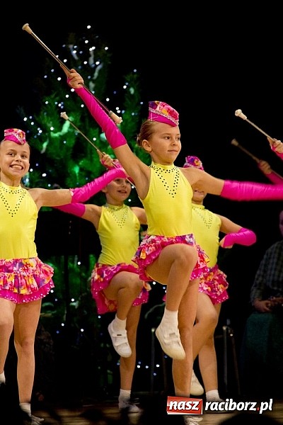 Zdjęcie w galerii na portalu naszraciborz.pl: Pełna widownia na świątecznym koncercie Źródła. Stowarzyszenie ma już 15 lat! wiadomości z regionu