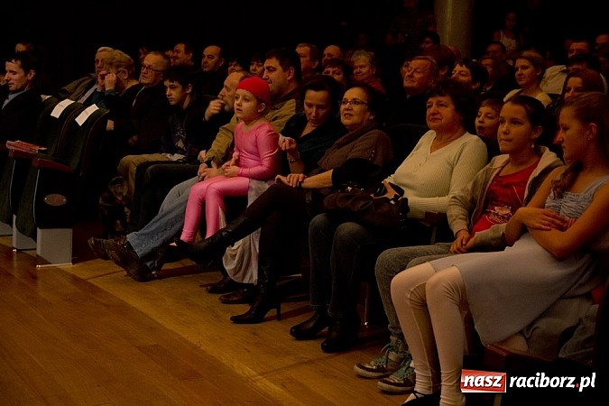 Zdjęcie w galerii na portalu naszraciborz.pl: Pełna widownia na świątecznym koncercie Źródła. Stowarzyszenie ma już 15 lat! wiadomości z regionu
